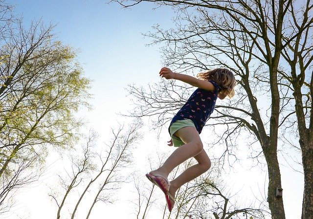 Bezpečné skákání s ochrannou sítí na trampolínu