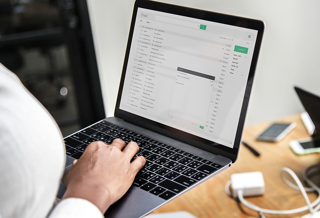 Žrouty času nejsou jen sociální sítě, ale i email!
